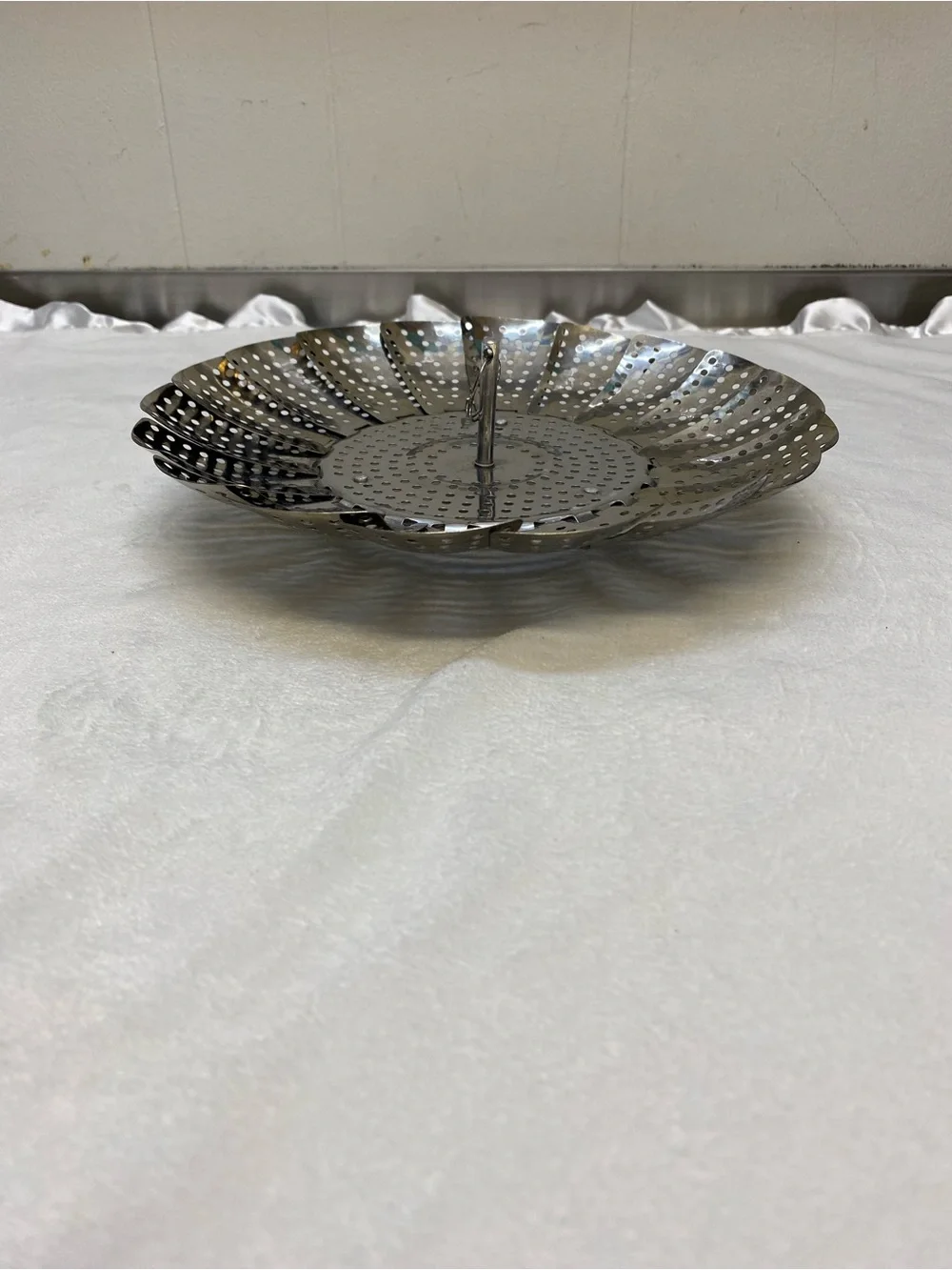 stainless steel collapsible vegetable steamer basket with a center pull handle